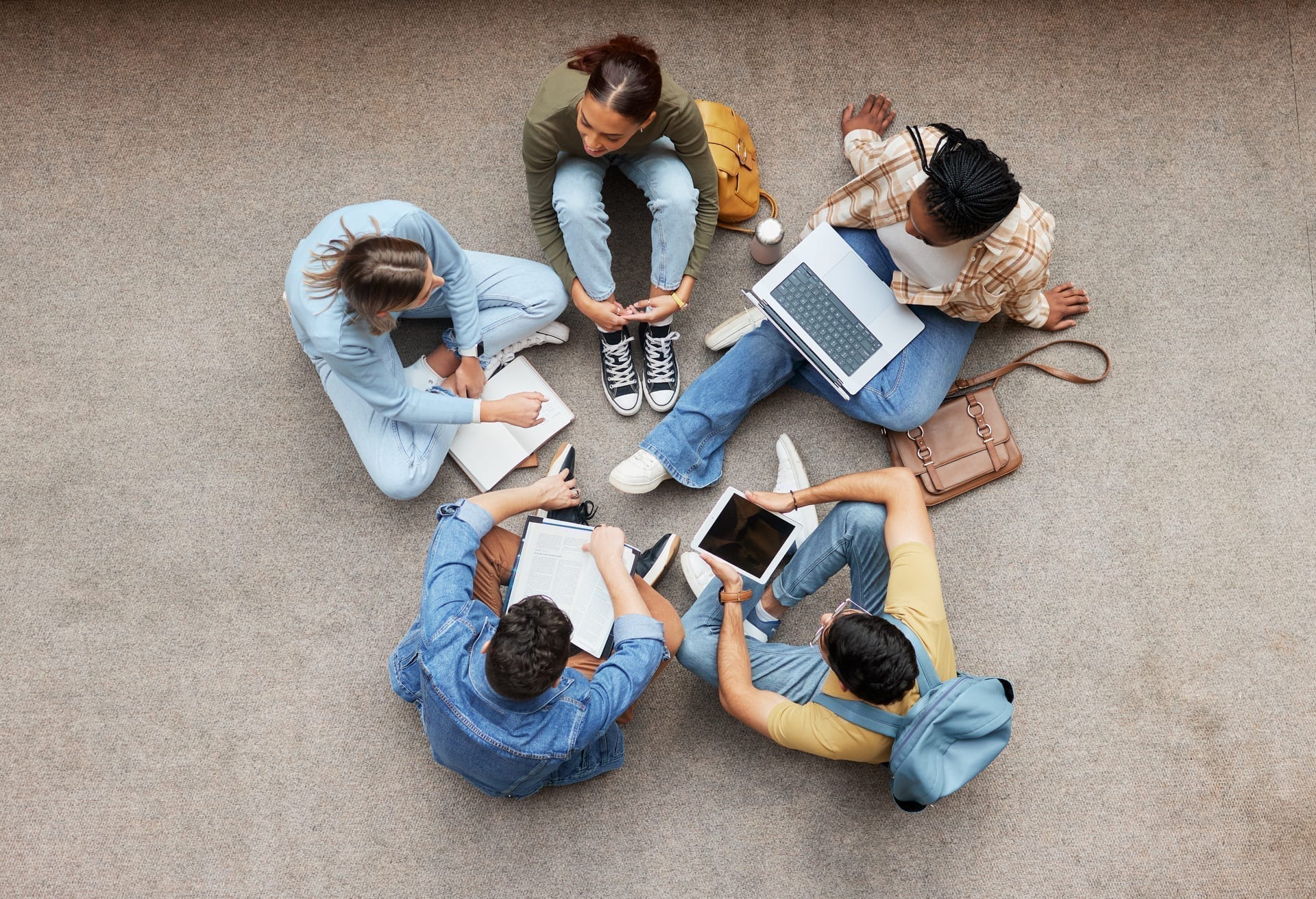 Studenti che studiano insieme